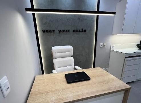 Mesa de atendimento com painel iluminado ao fundo